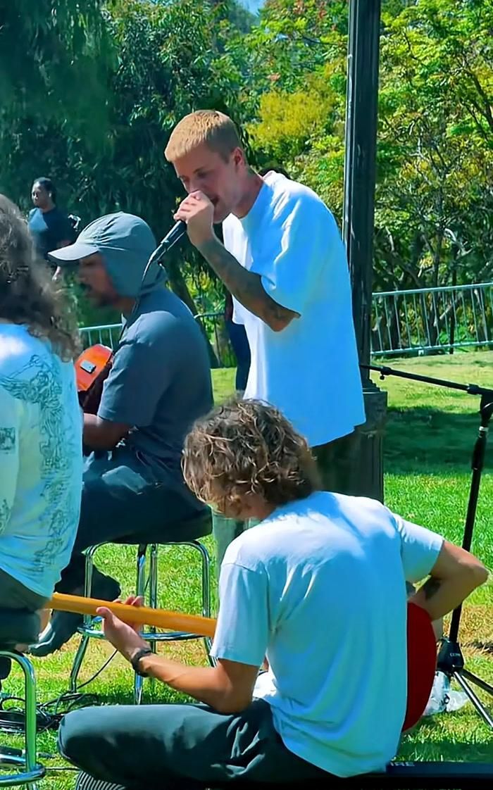 Justin Bieber xuất hiện tại MacArthur Park và biểu diễn một số ca khúc trong sự nghiệp của mình. 