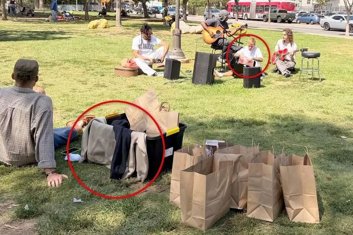 Justin Bieber cùng bạn bè phát những túi giấy nhỏ cho những người vô gia cư ở khu vực lân cận.