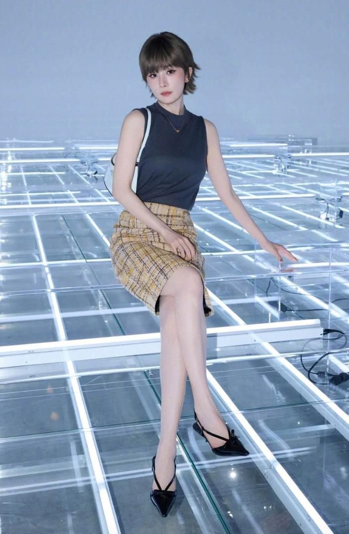 Dương Mịch gây chú ý với màn biến hóa ngoại hình tại tuần lễ thời trang. Ảnh: Weibo