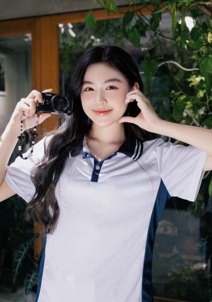 Hình ảnh Lọ Lem trong đồng phục của trường.