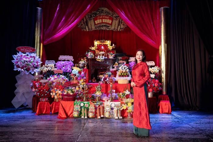Ốc Thanh Vân cúng Giổ Tổ tại Sân khấu Kịch Hồng Vân. Ảnh: FBNV