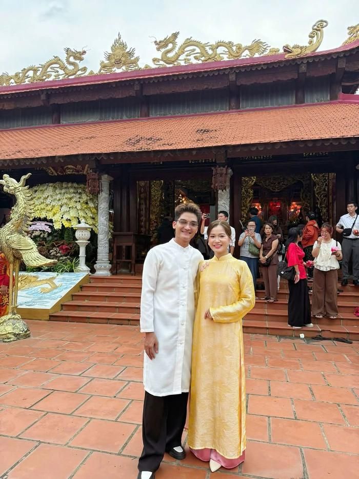Mạc Văn Khoa hội ngộ cùng Lâm Vỹ Dạ tại Nhà thờ Tổ của NSƯT Hoài Linh.
