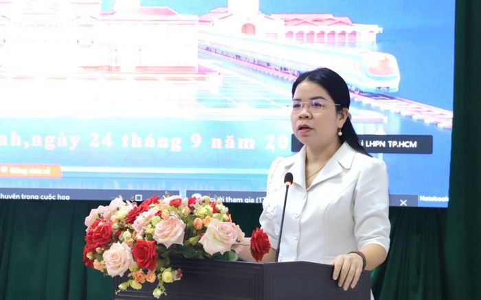 Bà Nguyễn Thị Ngọc Xuân, Thành ủy viên, Phó Chủ tịch UBMTTQVN thành phố, Chủ tịch Hội LHPN TPHCM, phát biểu giới thiệu tổng quan và định hướng triển khai những nội dung cơ bản về Luật Phát triển đô thị, gắn với hoạt động Hội.