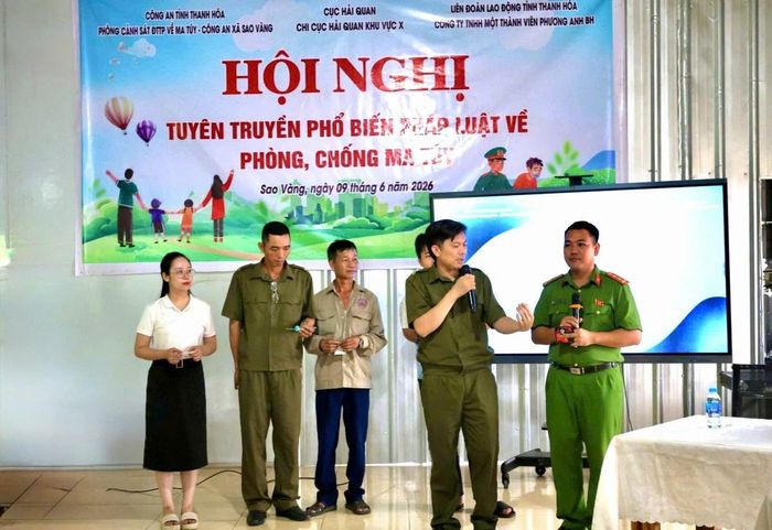 Công an xã Sao Vàng, tỉnh Thanh Hoá tuyên truyền pháp luật về an ninh, trật tự cho công nhân, người lao động tại các doanh nghiệp trên địa bàn.