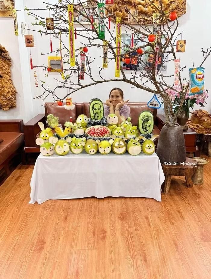 Mâm cỗ Trung thu của chị Đà Lạt Hoàng được trang trí cầu kỳ với những loại quả quen thuộc như dưa hấu, bưởi cùng cành mận treo kẹo. Điểm nhấn đặc biệt là quả dưa hấu được khắc hình Bác Hồ, gợi nhớ tình cảm và sự quan tâm của Bác dành cho thiếu niên, nhi đồng. Hình ảnh này không chỉ tạo dấu ấn cho mâm cỗ mà còn góp phần gửi gắm những giá trị truyền thống, giúp các em nhỏ thêm gần gũi với câu chuyện về Bác trong không khí Tết Trung thu