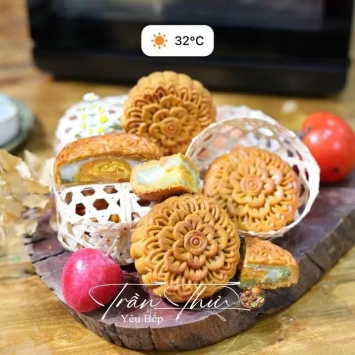 Những chiếc bánh Trung thu do chị Trần Thư tự tay thực hiện bằng nồi chiên không dầu kết hợp hơi nước, cho thành phẩm vàng óng, đẹp mắt. Không cần đến lò nướng chuyên dụng, chị vẫn khéo léo điều chỉnh nhiệt độ, thời gian để có mẻ bánh chỉn chu, góp phần làm mâm cỗ Trung thu thêm phần đủ đầy và ấm cúng