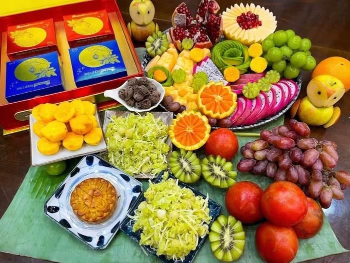 Mâm cỗ Trung thu của chị Hà Liberty mang đậm hương vị mùa thu Hà Nội với món xôi cốm sen dừa làm điểm nhấn, bên cạnh nhiều loại trái cây chín theo mùa. Cốm xanh kết hợp cùng hạt sen, dừa nạo và đỗ xanh tạo nên món ăn đẹp mắt, gợi nhớ những thức quà đặc trưng của mùa thu miền Bắc. Các loại hoa quả được sắp đặt hài hòa, góp phần tạo nên một mâm cỗ Trung thu vừa đủ đầy vừa mang đậm nét truyền thống