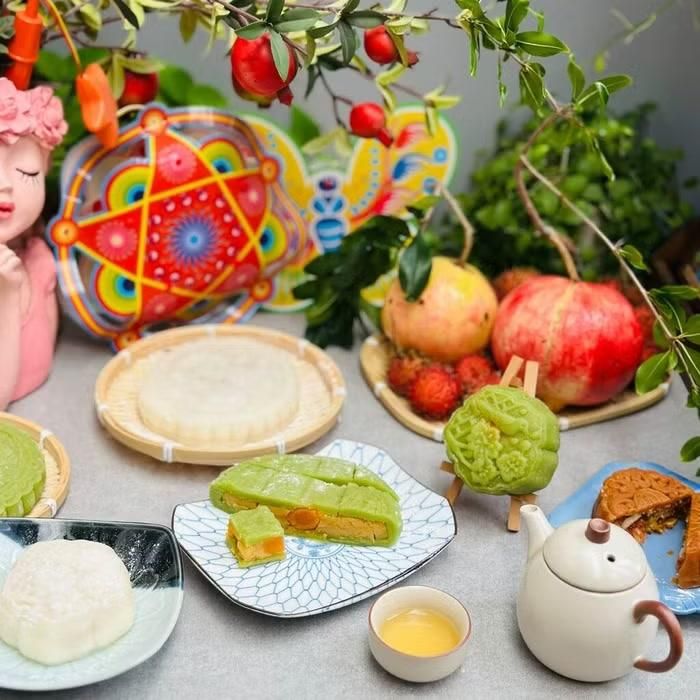 Những chiếc bánh dẻo nhân sen trứng muối do chị Phạm Thanh Huệ tự tay thực hiện trong dịp Trung thu năm nay. Từng chiếc bánh được tạo hình chỉn chu, lớp vỏ dẻo mềm bao lấy phần nhân sen thơm bùi cùng trứng muối béo mặn, tạo nên món quà Trung thu vừa đẹp mắt vừa hấp dẫn