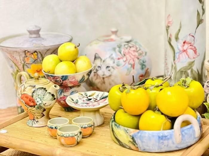 Không gian đón Trung thu của chị Nguyễn Mỹ Phương gây ấn tượng bởi sắc đỏ của cành đào đông hòa cùng sắc vàng của những trái hồng chín đầu mùa. Đặc biệt, những trái hồng do chính tay mẹ chị chăm sóc, hái xuống được chị thành kính dâng lên gia tiên trong ngày đầu tháng Tám. Bên chén trà thơm và khay quả ngọt, góc nhỏ được trang hoàng giản dị trở thành nơi lưu giữ cảm giác bình yên, đoàn viên và nét đẹp tao nhã của Tết Trung thu