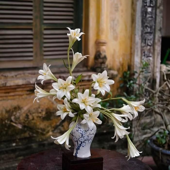 Mâm cỗ Trung thu của chị Thuỳ Dương gây ấn tượng với những chiếc bánh được tạo hình như các sản phẩm gốm Bát Tràng, Phù Lãng, kết hợp cùng những chú tò he mang đậm chất liệu dân gian Việt. Không đi theo cách làm truyền thống, chị biến tấu bột gạo, màu thực phẩm và kỹ thuật tạo hình để đưa những giá trị văn hóa quen thuộc vào bánh Trung thu theo một diện mạo hiện đại