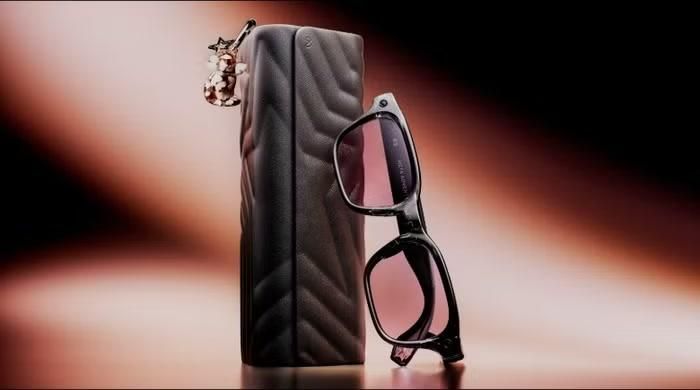 Mẫu kính hợp tác với Lisa, thành viên nhóm BLACKPINK