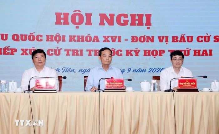 Các đại biểu Quốc hội gồm ông Trần Lưu Quang (giữa), Ủy viên Bộ Chính trị, Bí thư Thành ủy TP.HCM, Trưởng Đoàn đại biểu Quốc hội TP.HCM; ông Đỗ Đức Hiển (phải), Ủy viên chuyên trách Ủy ban Pháp luật và Tư pháp của Quốc hội; ông Nguyễn Vũ Trung (trái), Viện trưởng Viện Pasteur TP.HCM tiếp xúc cử tri tại đơn vị bầu cử số 6. Ảnh: Xuân Khu/TTXVN
