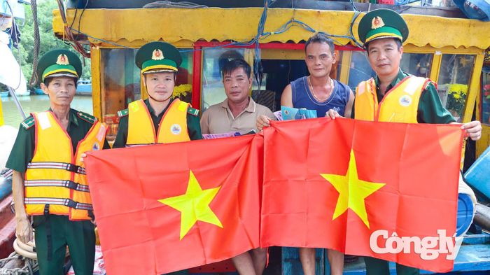 Trao tặng cờ Tổ quốc cho các chủ phương tiện, thuyền trưởng và ngư dân.