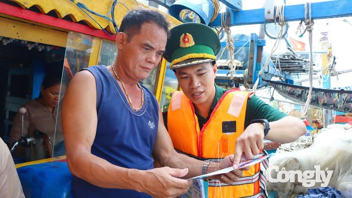 Phổ biến những quy định pháp luật liên quan trực tiếp đến hoạt động khai thác thủy sản.