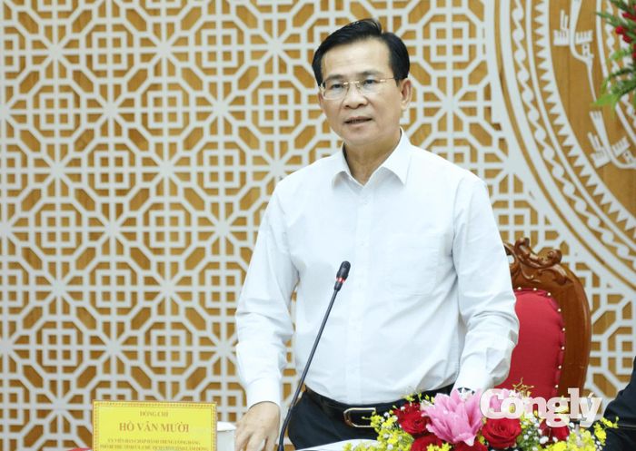 Chủ tịch UBND tỉnh Hồ Văn Mười phát biểu tại buổi làm việc.