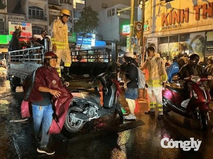 CSGT hỗ trợ người dân đưa phương tiện qua khu vực ngập nước.