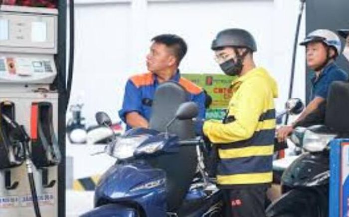 Xăng E10 RON95-III tăng 1.450 đồng/lít, vượt mốc 27.000 đồng/lít. (Ảnh minh hoạ)