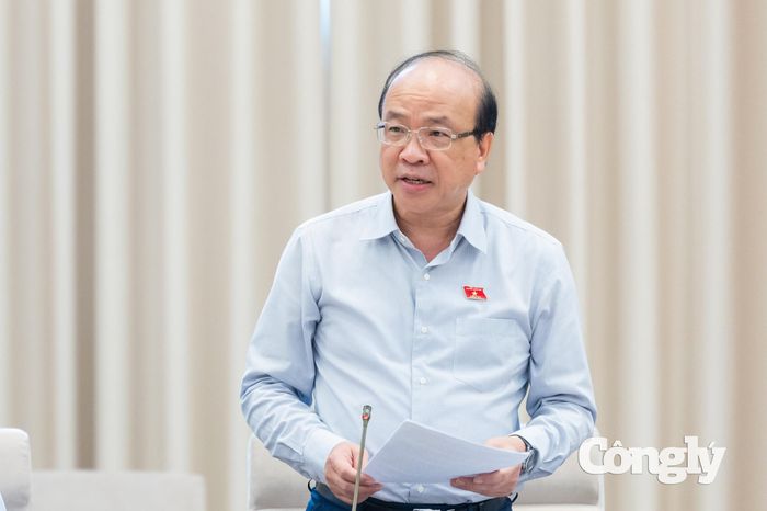 Chủ nhiệm Ủy ban Pháp luật và Tư pháp của Quốc hội Phan Chí Hiếu trình bày Báo cáo thẩm tra dự án Nghị quyết
