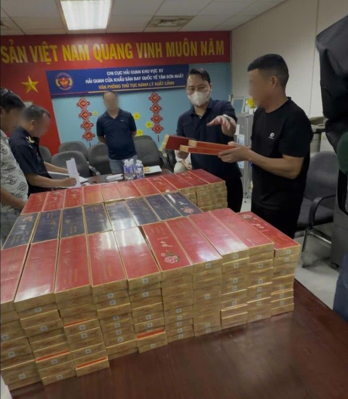 Số lượng lớn thuốc lá lậu bị lực lượng chức năng phát hiện bắt giữ. (Ảnh: Công an cung cấp)