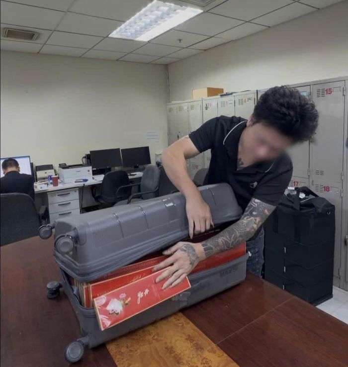 Các vali hành lý chứa đầy thuốc lá lậu. (Ảnh: Công an cung cấp)