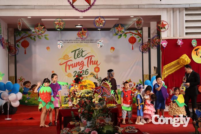 Các em nhỏ được tham dự các trò chơi dân gian thú vị.