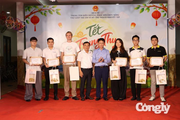 Tiến sĩ Nguyễn Ngọc Toản, Giám đốc Trung tâm Điều dưỡng - Phục hồi chức năng, Trợ giúp trẻ em và Hỗ trợ người khuyết tật trao thư cám ơn tới các nhà tài trợ.