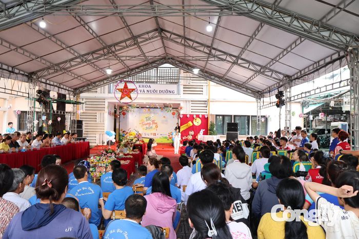 Quang cảnh lễ hội.