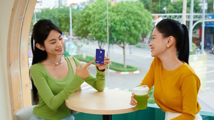 Các dịch vụ tài chính đang được "nhúng" ngày một nhiều hơn vào ngành bán lẻ. Ảnh: HN