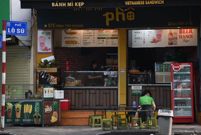 Một quán ăn trên phố Đinh Tiên Hoàng, Hà Nội. Ảnh: Hoàng Anh