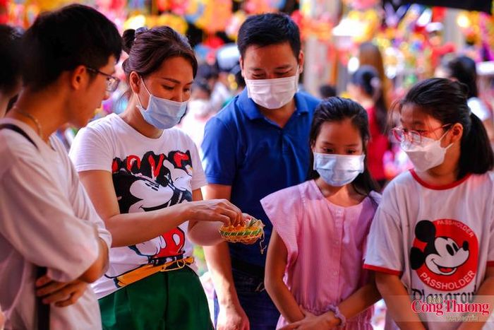 Người lớn, khách du lịch và đặc biệt nhiều bạn trẻ cũng lựa chọn tò he làm đồ trang trí, quà tặng hoặc đơn giản là tìm lại một hình ảnh Trung thu xưa. 
