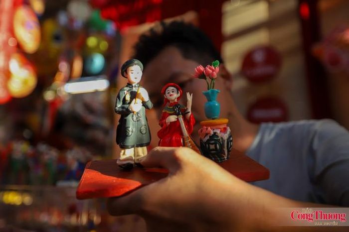 Điều tạo nên nét riêng trong những sản phẩm của Đặng Văn Hậu là anh không dừng lại ở việc nặn những con vật hay nhân vật quen thuộc. 