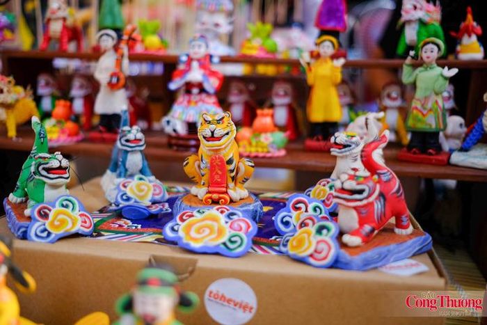 Năm 2017, anh Hậu cùng nhà nghiên cứu văn hóa Trịnh Bách phục hồi hai loại hình con giống bột Hà Nội từng bị mai một. Với anh, công việc khó không chỉ nằm ở đôi tay mà còn ở việc hiểu được câu chuyện phía sau từng sản phẩm để khi phục dựng không làm mất đi tinh thần vốn có.