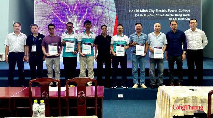Trường Cao đẳng Điện lực TP. Hồ Chí Minh trao giấy chứng nhận cho học viên kết thúc khóa đào tạo.