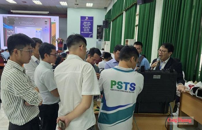 Giảng viên truyền đạt kiến thức cho học viên.
