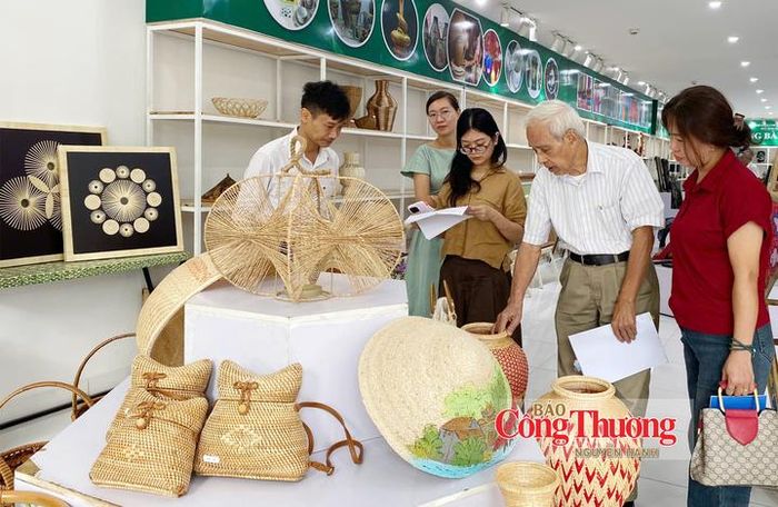 Ban giám khảo chấm điểm sản phẩm nhóm mây, tre, giang đan, guột tế.