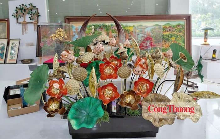 Sản phẩm thuộc nhóm đồng, đá, sừng mỹ nghệ và sản phẩm thủ công mỹ nghệ khác tham dự cuộc thi.