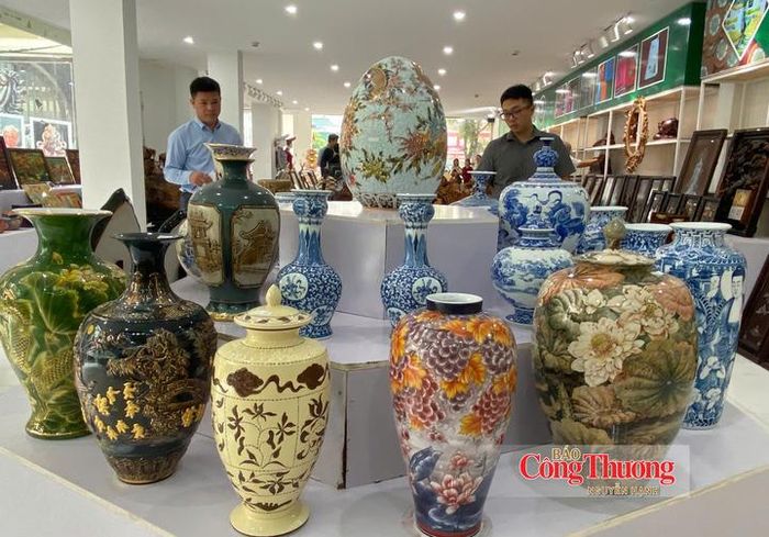 Ban giám khảo chấm điểm sản phẩm nhóm gốm sứ.