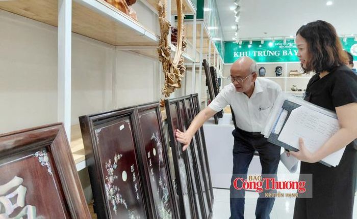Ban giám khảo chấm điểm sản phẩm nhóm khảm trai, gỗ mỹ nghệ. 