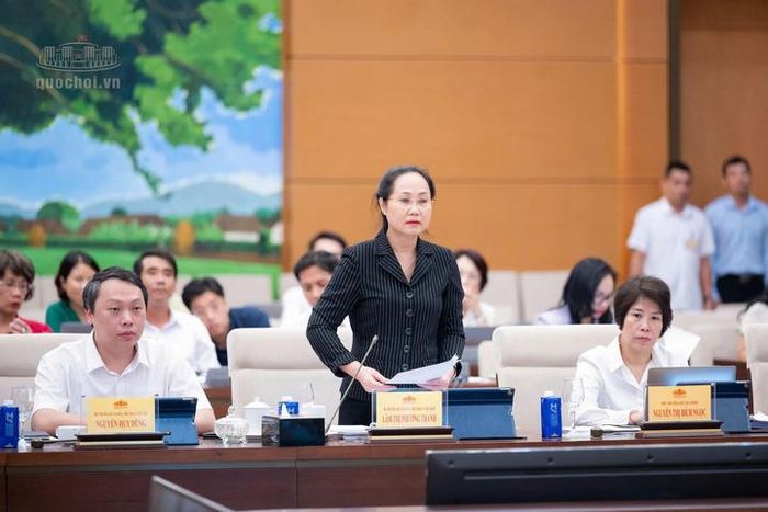 Bộ trưởng Bộ Văn hóa, Thể thao và Du lịch Lâm Thị Phương Thanh trình bày tóm tắt tờ trình dự án Luật. Ảnh: Vũ Hiếu