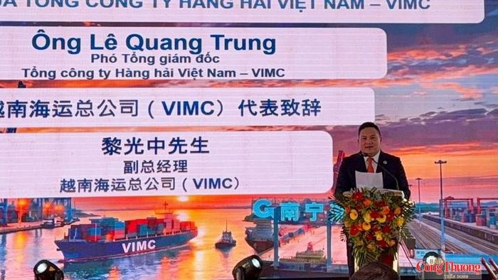 Ông Lê Quang Trung, Phó Tổng giám đốc Tổng công ty Hàng hải Việt Nam - VIMC, phát biểu tại buổi lễ.