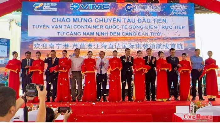 Nghi thức cắt băng chào đón chuyến tàu đầu tiên tuyến Nam Ninh – Cần Thơ.