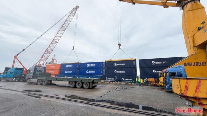 Những container đầu tiên của chuyến tàu tại Cảng Cần Thơ.