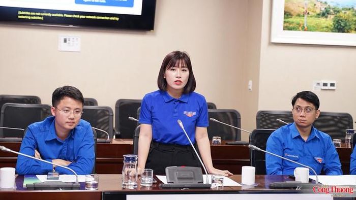 Đồng chí Nguyễn Ngọc Tâm, Ủy viên Ban Chấp hành Trung ương Đoàn, Ủy viên Ban Chấp hành Đoàn Thanh niên Chính phủ, Bí thư Đoàn Thanh niên Bộ Công Thương, Phó Chánh Văn phòng Cục Quản lý và Phát triển thị trường trong nước trình bày tham luận tại hội nghị.