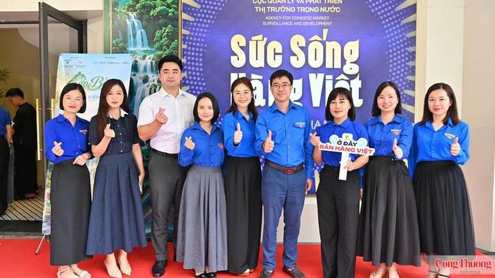 Đồng chí Bùi Hoàng Tùng - Ủy viên Ban Thường vụ Trung ương Đoàn, Bí thư Đoàn Thanh niên Chính phủ (giữa); đồng chí Nguyễn Ngọc Tâm - Ủy viên Ban Chấp hành Trung ương Đoàn, Ủy viên Ban Chấp hành Đoàn Thanh niên Chính phủ, Bí thư Đoàn Thanh niên Bộ Công Thương, Phó Chánh Văn phòng Cục Quản lý và Phát triển thị trường trong nước; đồng chí Nguyễn Hương Nhung - Bí thư Đoàn TNCS Hồ Chí Minh tỉnh Cao Bằng tại không gian trưng bày "Sức sống hàng Việt".