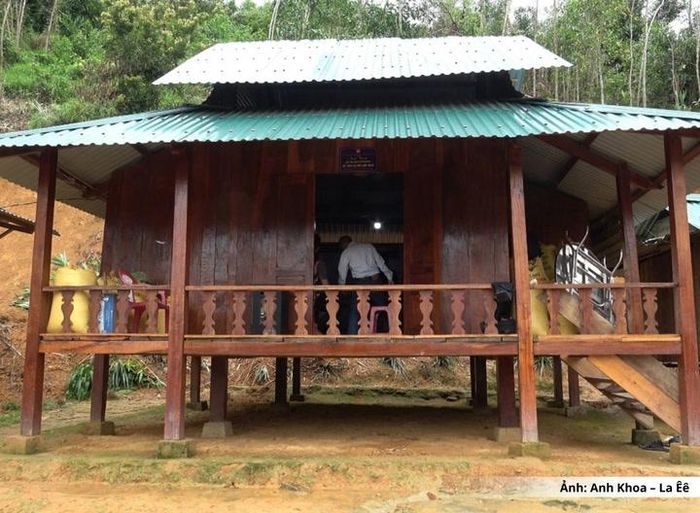 Căn nhà khang trang của hộ gia đình bà Zơ Râm Thị Hiền được xây dựng từ một phần nguồn hỗ trợ của Công ty Thủy điện Sông Bung.