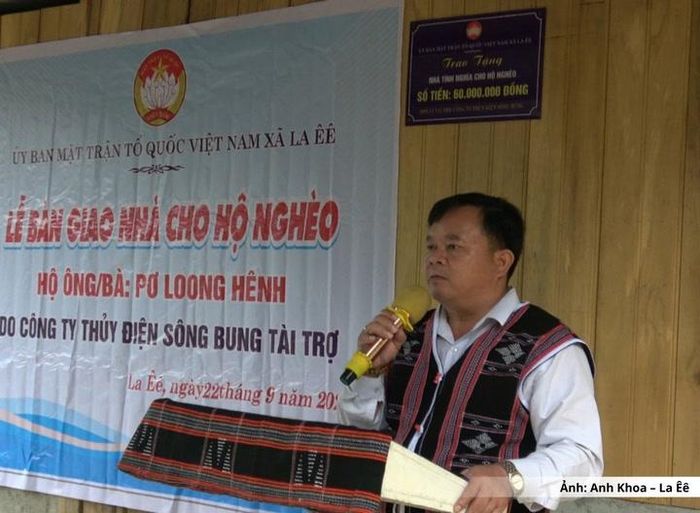 Ông Zơ Râm Huấn, Chủ tịch Ủy ban MTTQ Việt Nam xã La Êê phát biểu tại buổi lễ.