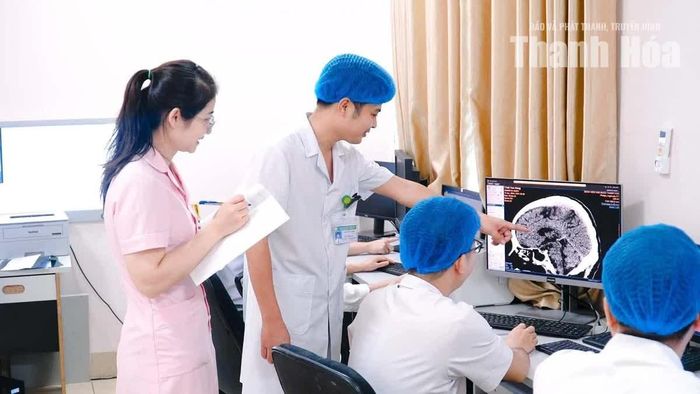 Bác sỹ Lê Xuân Chính hội chẩn cùng đồng nghiệp trong chẩn đoán hình ảnh.