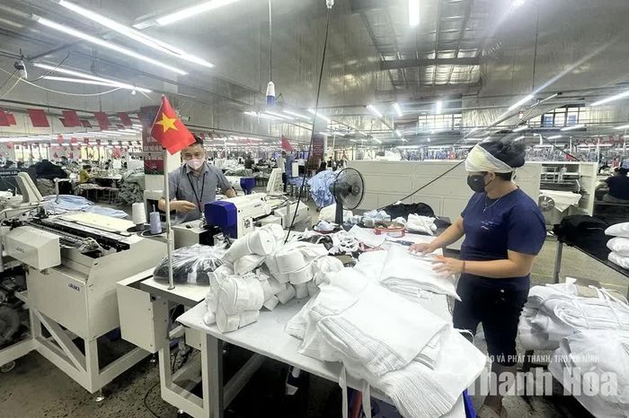 Công nhân Công ty TNHH May Thiên Nam, thôn Hưng Phát, xã Hà Trung trong ca làm việc.
