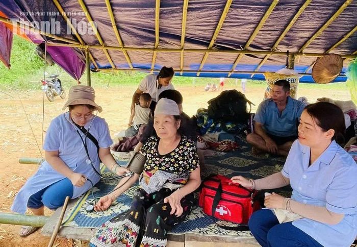 Người dân ở Xa Mang, bản Ngàm (xã Sơn Điện) được đảm bảo lương thực, thực phẩm và chăm sóc y tế trong những ngày tránh trú do mưa lớn kéo dài.