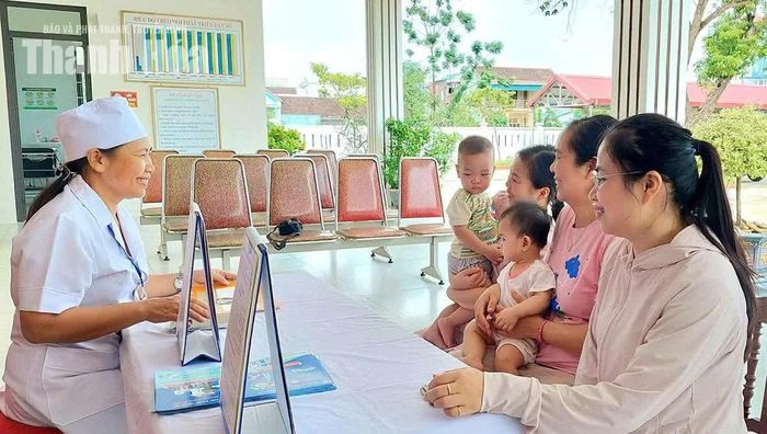 Cán bộ Trạm Y tế Hoằng Sơn tuyên truyền kiến thức phòng, chống dịch bệnh cho người dân.